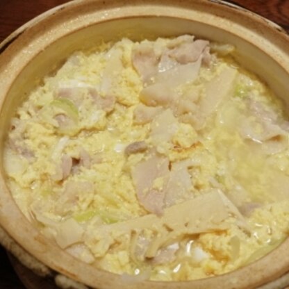 レシピを参考に土鍋で作りました。鶏ガラスープの素を使い、豚バラ、タケノコを入れました。美味！